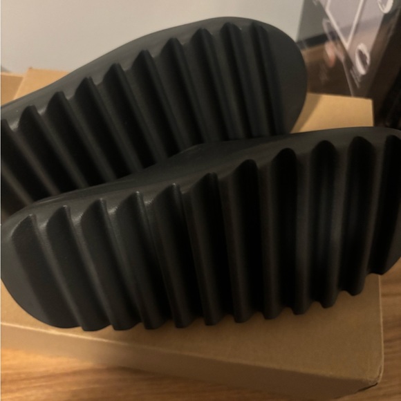 Men’s Size 9 adidas Yeezy Black (onyx) Slide Sandals - Picture 5 of 9